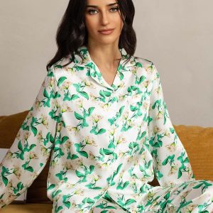 Damers Pyjamas I Ren Siden Med Grönt Blommönster Och Långärmad Reverskrage
