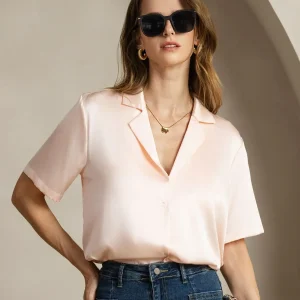 Damblus i 19 momme siden med korta ärmar, slagkrage och knäppning